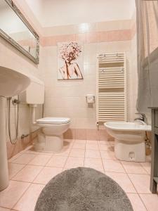 La salle de bains est pourvue de toilettes et d'un lavabo. dans l'établissement Arena Sweet Home in Verona, à Vérone