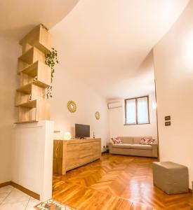 - un salon avec un bureau et un canapé dans l'établissement Arena Sweet Home in Verona, à Vérone