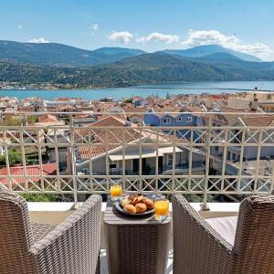 un plato de comida en una mesa en un balcón en Alexandra's Cozy Sea View Apartment, en Argostoli