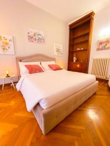 - une chambre avec un grand lit blanc dans l'établissement Arena Sweet Home in Verona, à Vérone