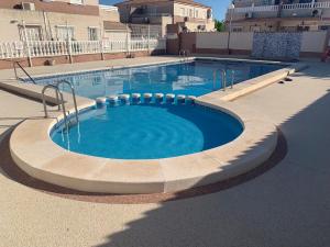 オリウエラにあるFamilienhaus in Cabo Roigの建物内の大きなプール