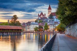 Blick auf eine Stadt mit Fluss und Gebäuden in der Unterkunft Boutique City Design Bijou - an bester Lage in Thun