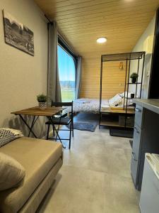 Zimmer mit einem Bett, einem Tisch, einem Bett und einem Schreibtisch in der Unterkunft Domček Artemis in Zuberec