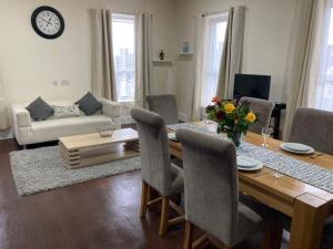 - un salon avec une table à manger et des chaises dans l'établissement Selwyn Stays, à Liverpool