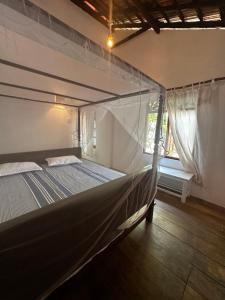 un grande letto in una stanza con finestra di Varan Mawella Beach Guest House a Tangalle