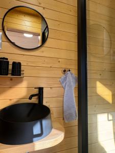 ein Bad mit einem Waschbecken und einem Spiegel in der Unterkunft Domček Artemis in Zuberec