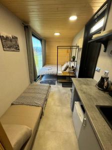 ein kleines Zimmer mit 2 Betten und einer Küche in der Unterkunft Domček Artemis in Zuberec