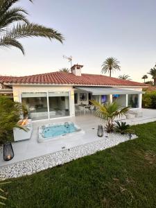 Bazén v ubytování Sun Club P65 Premium Bungalow nebo v jeho okolí