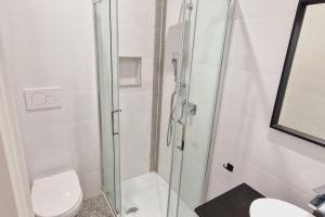 La salle de bains est pourvue d'une douche et de toilettes. dans l'établissement Oasi Guest House, à Rome