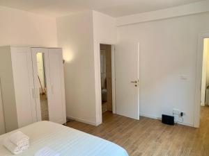 een witte slaapkamer met een bed en een badkamer bij appartamento con cortile in Venetië