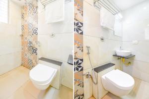 プネにあるFabHotel Ananta Sagarのバスルーム(トイレ、洗面台付)の写真2枚