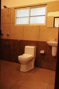 马拉利库兰RIVA Marari Beach Homestay的带马桶和水槽的浴室
