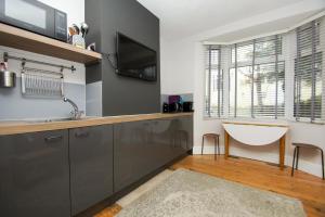 Кухня или кухненски бокс в Brighton Abode Studio I Great neighbourhood!