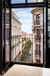 una ventana de un edificio con vistas en Catalonia Puerta del Sol en Madrid