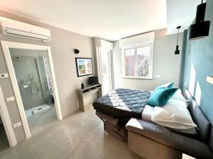 - une chambre avec un lit et une salle de bains pourvue d'une douche dans l'établissement OliVia Home Sauna & Gym, à Forlì