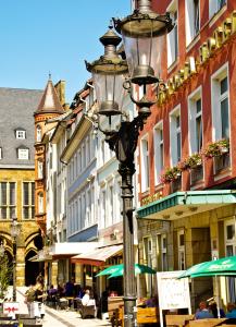 ein Straßenlicht auf einer Stadtstraße mit Gebäuden in der Unterkunft Victoria Hotel in Minden