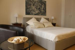 ナポリにあるResidenza Santa Luciaのベッドルーム1室(ベッド1台、テーブル、ボウル付)