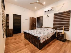 1 dormitorio con 1 cama y ventilador de techo en RIVA Marari Beach Homestay, en Mararikulam