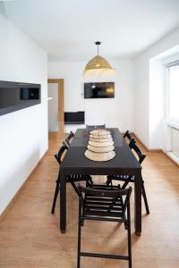 een eetkamer met een zwarte tafel en stoelen bij Vive Oviedo I Apartamento in Santa Eulalia