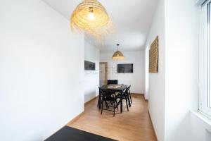 a dining room with a table and chairs at Vive Oviedo I Apartamento in Santa Eulalia