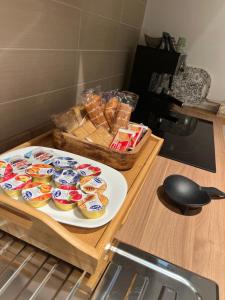 uma mesa com um prato de queques e uma cesta de pão em Santa Chiara em LʼAquila