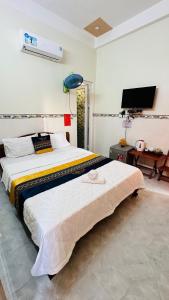 Ly SonにあるKhách Sạn Thiên Trí Lý Sơnのベッドルーム1室(大型ベッド1台付)