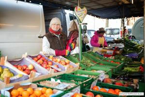 プレーンにあるFerienwohnungen am Schwanenseeの果物野菜市場に立つ女