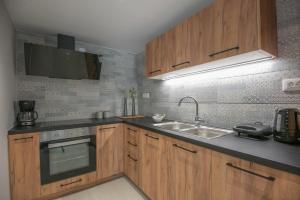 Kuchyň nebo kuchyňský kout v ubytování Mylos Modern Apartments,By Idealstay Experience