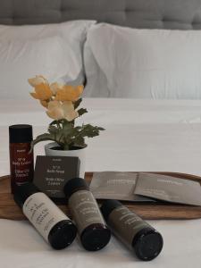 un grupo de productos de spa sentados en una cama en Voulis Best Global Home en Athens