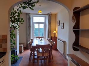 een eetkamer met een tafel en stoelen bij Uplands Newport in Newport