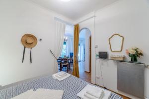 um quarto com uma cama e uma cozinha com uma mesa em Villa Tigullio Vintage Holiday Flat em Rapallo