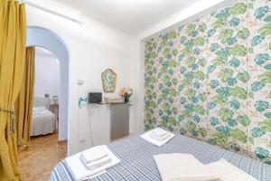 um quarto com uma cama azul e papel de parede floral em Villa Tigullio Vintage Holiday Flat em Rapallo