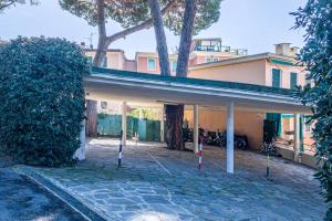 uma vista para uma casa com garagem em Villa Tigullio Vintage Holiday Flat em Rapallo