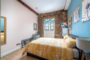 En eller flere senge i et værelse på ALTIDO Stylish flat near London Bridge