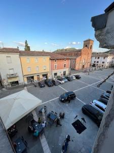 una vista aérea de un aparcamiento con coches aparcados en Casa Plauto, en Sarsina