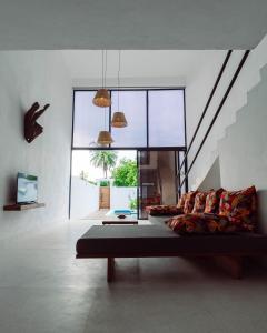 瓦塔姆的住宿－Trio Villas Watamu，客厅设有床和大窗户