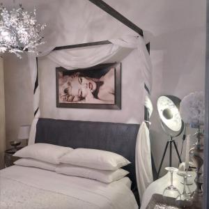 een slaapkamer met een hemelbed bij Route 66 Motel GeA in Bolsena