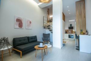 un soggiorno con divano e tavolo di Mylos Modern Apartments,By Idealstay Experience ad Ágios Nikólaos