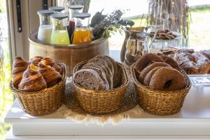 un montón de panes en cestas en un estante en Ema Houses, en Antalya