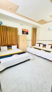 1 dormitorio con 3 camas en una habitación en Khách Sạn Thiên Trí Lý Sơn, en Ly Son