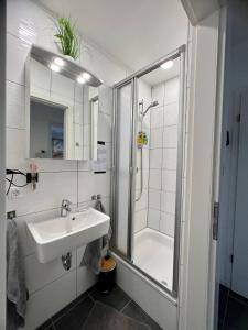 W łazience znajduje się umywalka i prysznic. w obiekcie Zwei Zimmer Appartement w Bremie