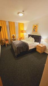 ein Hotelzimmer mit einem großen Bett in einem Zimmer in der Unterkunft The Soho Hotel Altstadt in Düsseldorf
