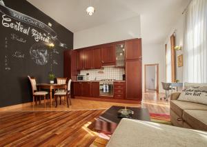 uma sala de estar com uma mesa e uma cozinha em The Central Retreat - Premium Enjoyment em Arad