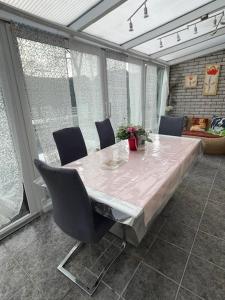 a table and chairs in a room with a large window at Möblierte Wohnung 2 Einzelzimmer in Hünxe +6 photos