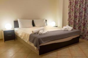 イラクリトサにあるVilla Mareのベッドルーム1室(ベッド1台、タオル2枚付)