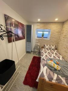 a bedroom with a bed and a red rug at Möblierte Wohnung 2 Einzelzimmer in Hünxe