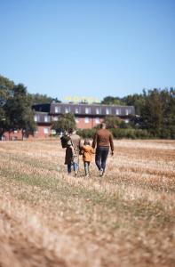 un grupo de tres personas caminando en un campo en Van der Valk Landhotel Spornitz, en Spornitz