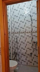 bagno con doccia e servizi igienici di دار الياقوت Dar Al Yaqut a Dakhla