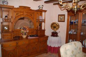 um quarto com uma grande cómoda em madeira com um espelho em Cal Balico Fatarella em Fatarella