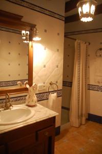 uma casa de banho com um lavatório e um espelho em Cal Balico Fatarella em Fatarella